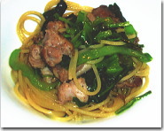 香ばしい味鶏モモ肉と旬の青菜のスパゲッティ